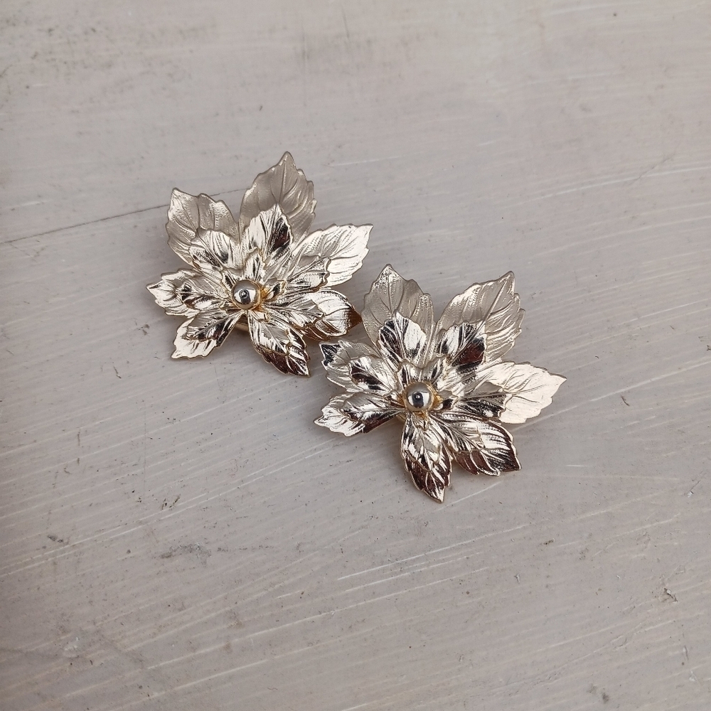Sarah Coventry "Golden Maple " Foliage Style Gold tone Clip On‎ Earrings
